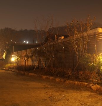 은은한 조명빛에 비춰진 동헌과 고택