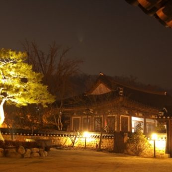 은은한 조명빛에 비춰진 동헌과 고택