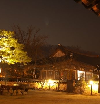 은은한 조명빛에 비춰진 동헌과 고택
