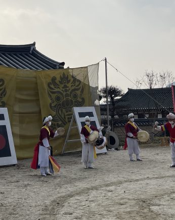 전주한옥마을 얼씨구 동헌 문화공연 겨울 한때를 가치하다