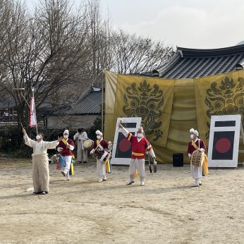 전주한옥마을 얼씨구 동헌 문화공연 겨울 한때를 가치하다