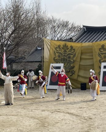 전주한옥마을 얼씨구 동헌 문화공연 겨울 한때를 가치하다